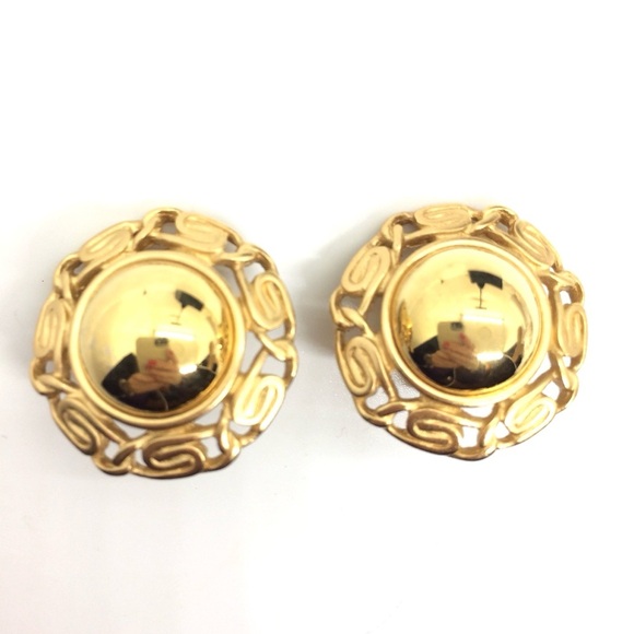 VINTAGE MONET BUTTON CLIP-ON EARRINGS DOMED SNAIL CHAIN GOLD TONE BRUSHED SHINY - Picture 6 of 12